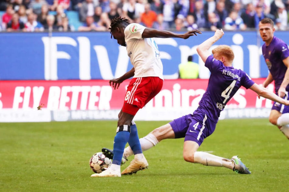 Bakery Jatta (l.) im Zweikampf mit Fabian Kalig.