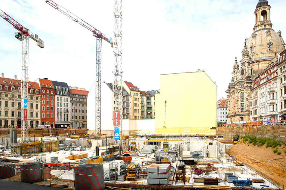 Am Palais Hoym (F.) wird kräftig gebaut. Weil Grundwasser abgepumpt wird, sinkt der Pegel auch in der Umgebung.