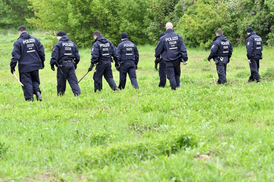 Am 10. Mai durchsuchten Polizisten das Gelände rund um den U-Bahnhof Wuhletal. Jetzt wurde die Leiche des Verdächtigen in einem See bei Kaulsdorf gefunden.