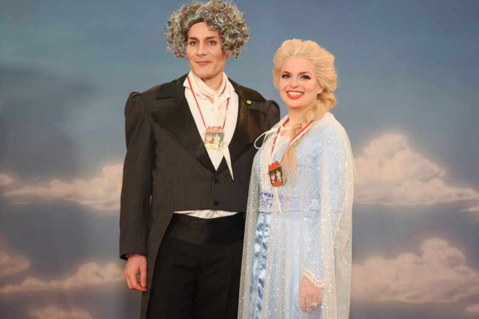 Ludwig Hartmann ( als Ludwig van Beethoven) und Katharina Schulze (als Eiskönigin Elsa), Fraktionsvorsitzende von Bündnis 90/ Die Grünen im bayerischen Landtag, kommen zur Fernseh-Prunksitzung "Fastnacht in Franken".
