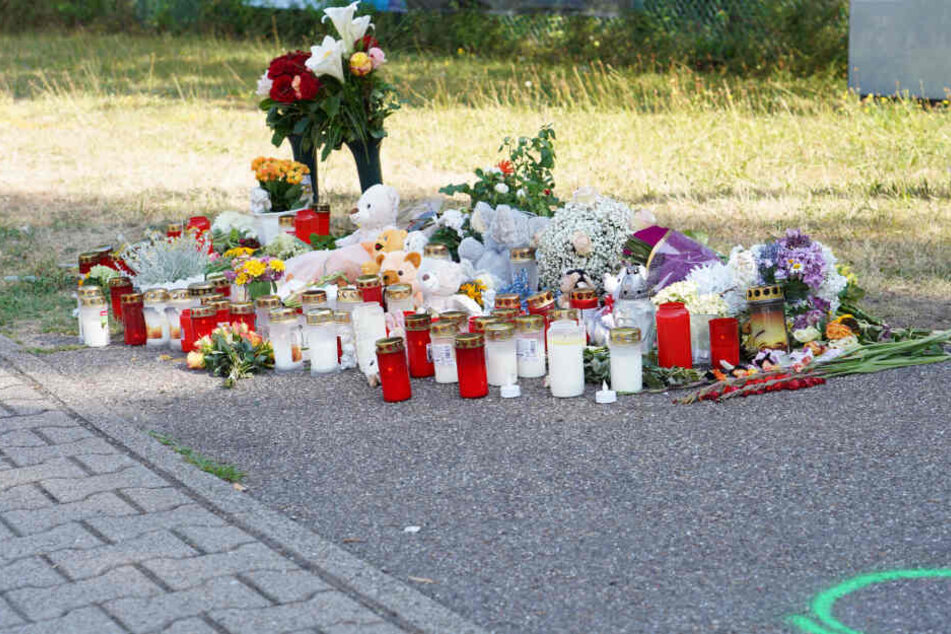 Blumen und Kerzen wurden für die Unfallopfer aufgestellt.