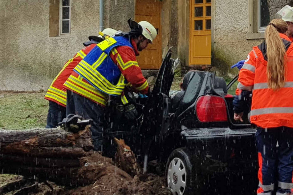 Die Feuerwehr musste die 18-jährige Fahranfängerin aus ihrem VW Polo befreien.