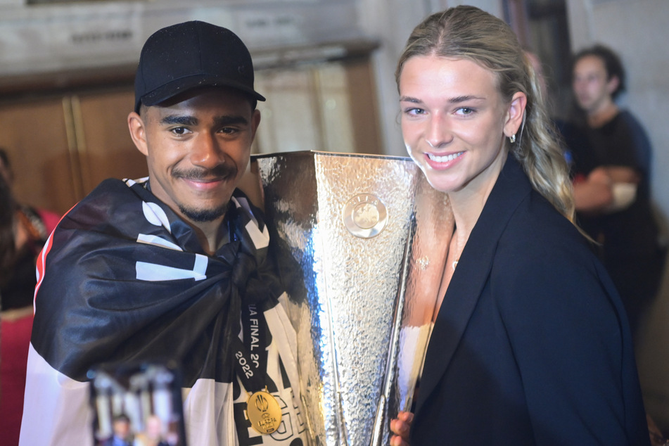 Gemeinsam mit seiner Freundin Romina (r.) feierte Ansgar Knauff auf dem Frankfurter Römer den Europa-League-Titel.