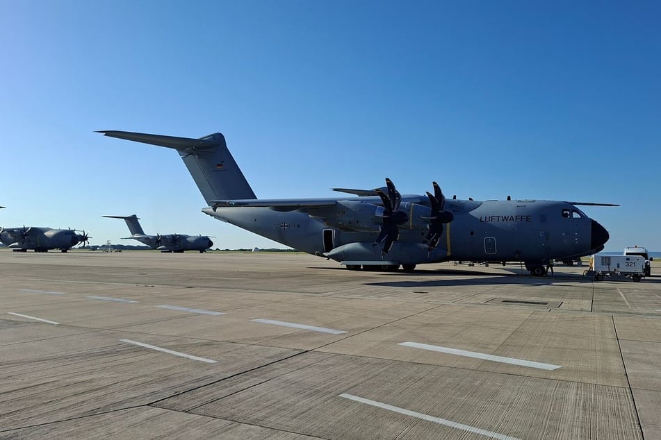Mit einer Bundeswehr-Maschine hob das THW-Team am Freitagmorgen vom Fliegerhorst Wunstorf in Niedersachsen ab.