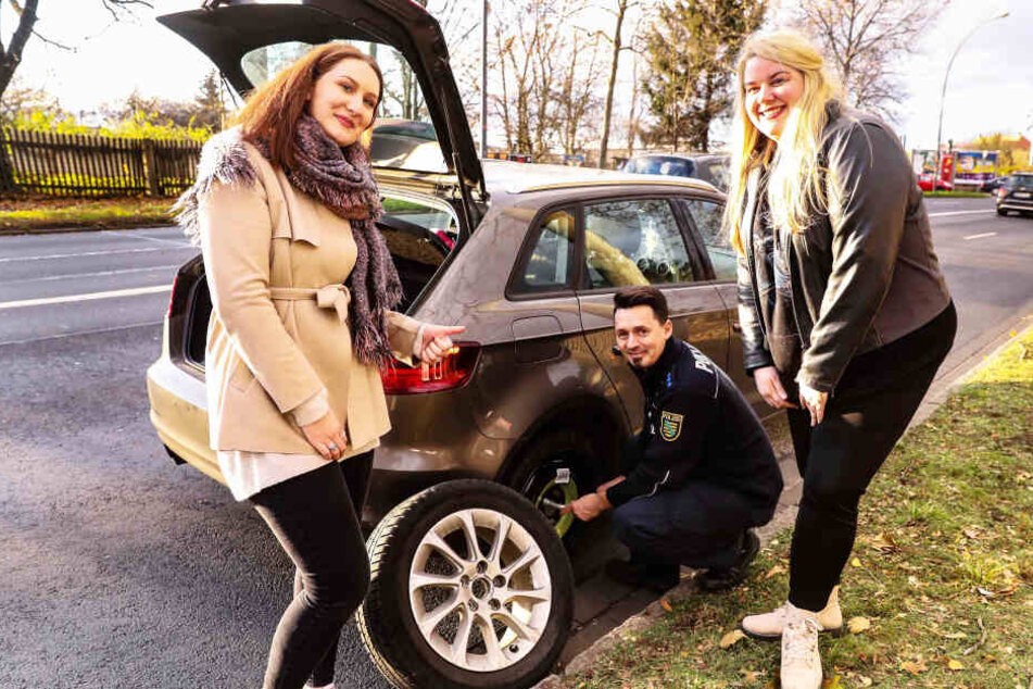 Elisabeth (24, l.) und Jasmin (28) freuen sich über die polizeiliche Hilfe.