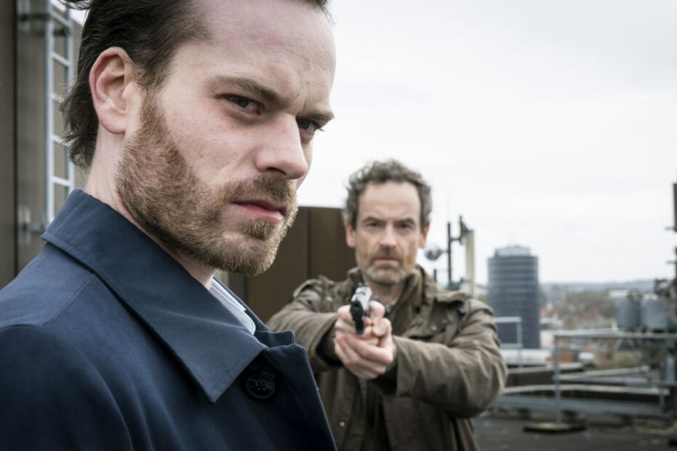 Peter Faber (Jörg Hartmann) hat seine Waffe auf Markus Graf (Florian Bartholomäi) gerichtet - der hat die Familie des Kommissars auf dem Gewissen.