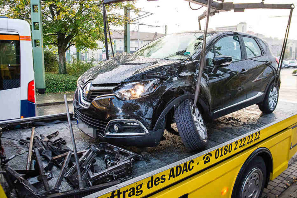 Der Renault sowie der Bus mussten vom Abschleppdienst abgeholt werden.