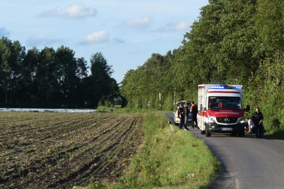 Zahlreiche Knochenbrüche! Autofahrer lässt Radler (16) nach Unfall liegen