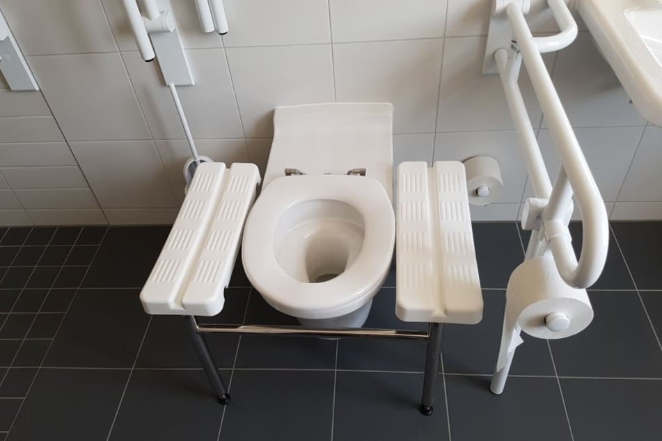 Auch die Toiletten wurden speziell an die Bedürfnisse der übergewichtigen Patienten angepasst.