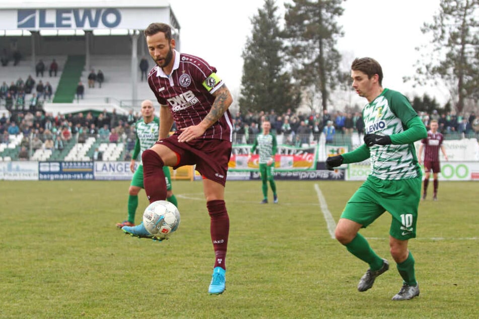 Der Ex-Bundesligaprofi Ronny Garbuschewski (l.) gegen Chemie Leipzigs Daniel Heinze.