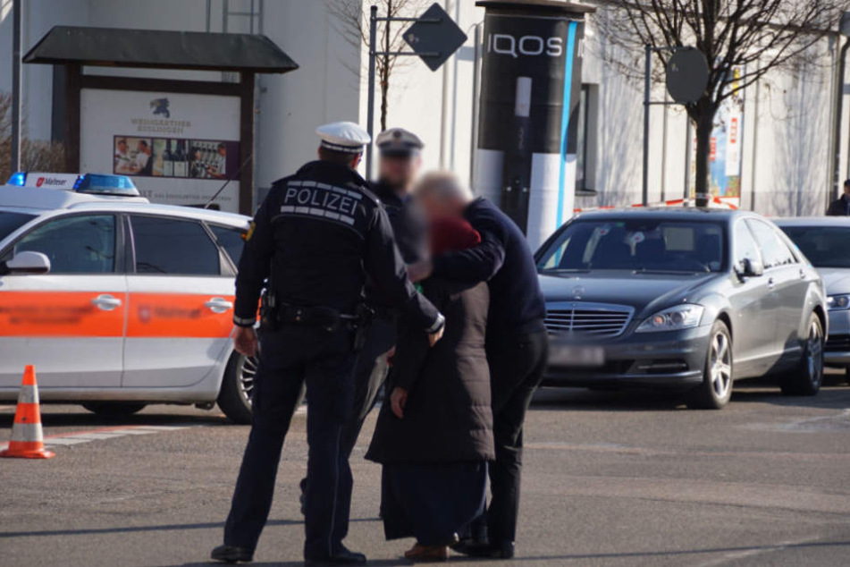 Bereits kurz nach dem Unglück sammelten sich wohl die ersten Angehörigen der Opfer vor dem Haus.