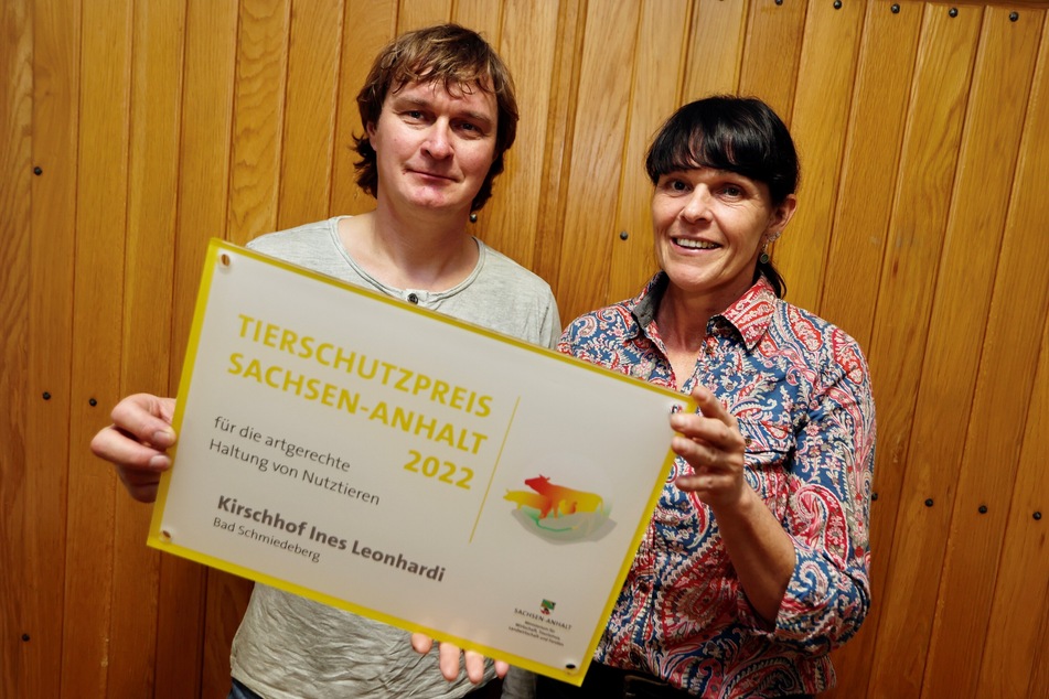 Ines Leonhardi und Daniel Kirsch vom Kirschhof Ines Leonhardi in Bad Schmiedeberg (Landkreis Wittenberg) mit ihrer Auszeichnung.