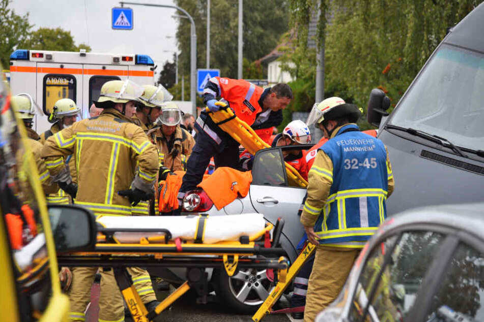 Nachdem Einsatzkräfte das Dach abtrennten, kommen sie an die verletzte Beifahrerin.