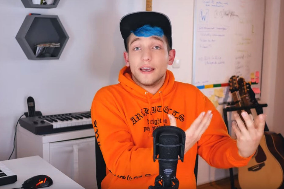 Blaue Haare, orangefarbener Pulli: Ausschnitt aus dem Video "Die Zerstörung der CDU." des Youtubers Rezo.