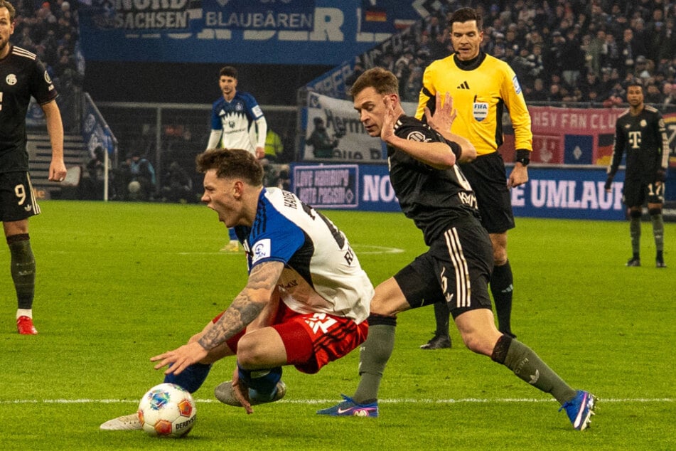 HSV-Profi Nicolai Remberg (25, l.) geht mit schmerzverzerrtem Gesicht zu Boden, nachdem er minimal von Joshua Kimmich (30) getroffen wurde - Elfmeter!