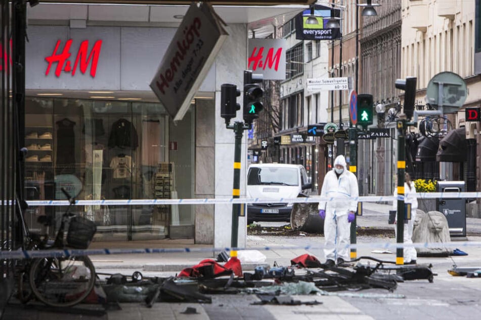 Nach dem Terroranschlag in Stockholm werden Spuren gesichert.