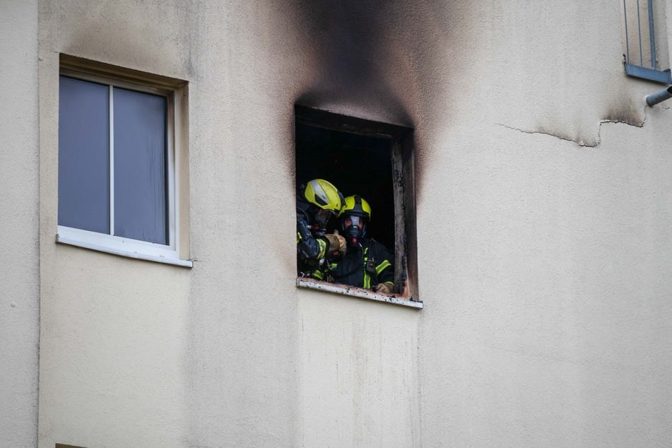 Kräfte der Feuerwehr bekämpften den Brand von innen und außen mittels einer Drehleiter.