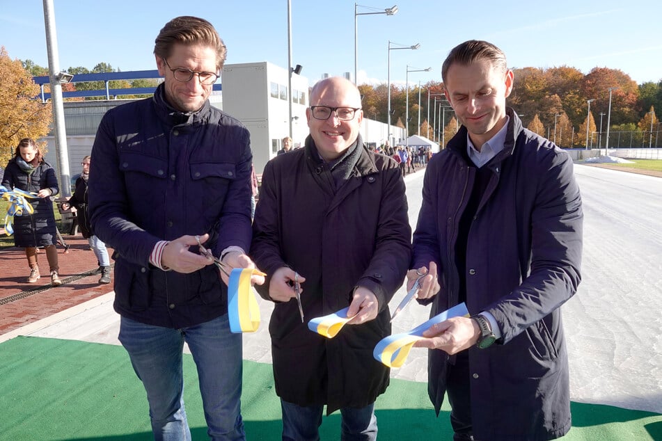 Marcel Brandt (l.) vom Chemnitzer Eislauf-Club e.V, OB Sven Schulze (50, M., SPD) und Sascha Brandt (42), Chef der Eissport und Freizeit GmbH, eröffneten am Sonntag die neue Eisbahn.