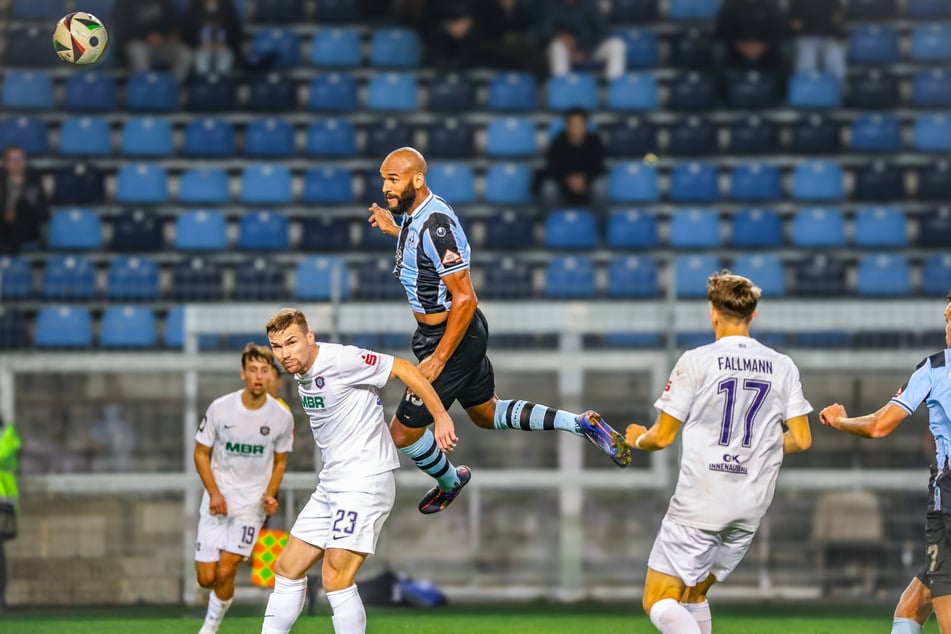 Terrence Boyd springt deutlich höher als die Auer Abwehr und köpft zum 1:0 für Mannheim ein.