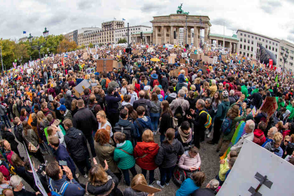 Teilnehmer versammeln sich zur Demo vor dem Brandenburger Tor.
