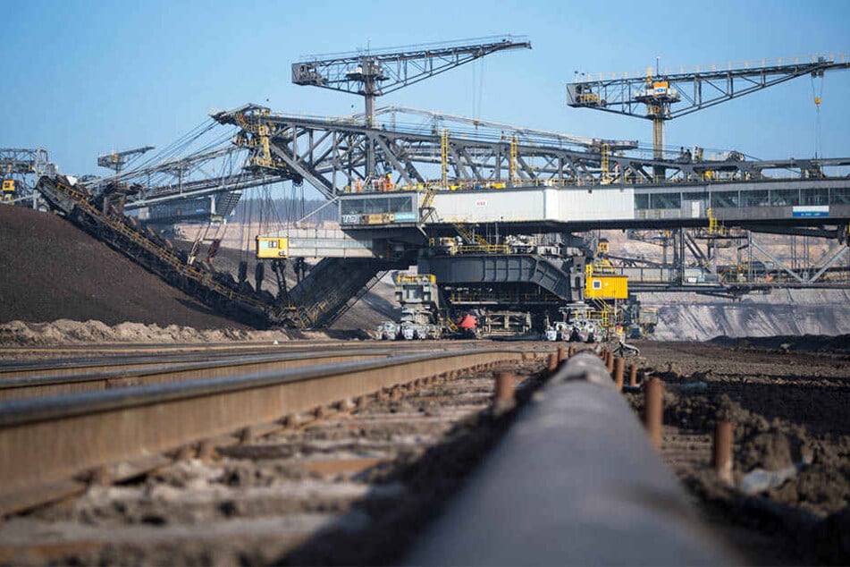 Bagger im Tagebau Nochten: Wie geht es nach dem Kohle-Ausstieg weiter? Die Kohle-Länder erhöhen den Druck.