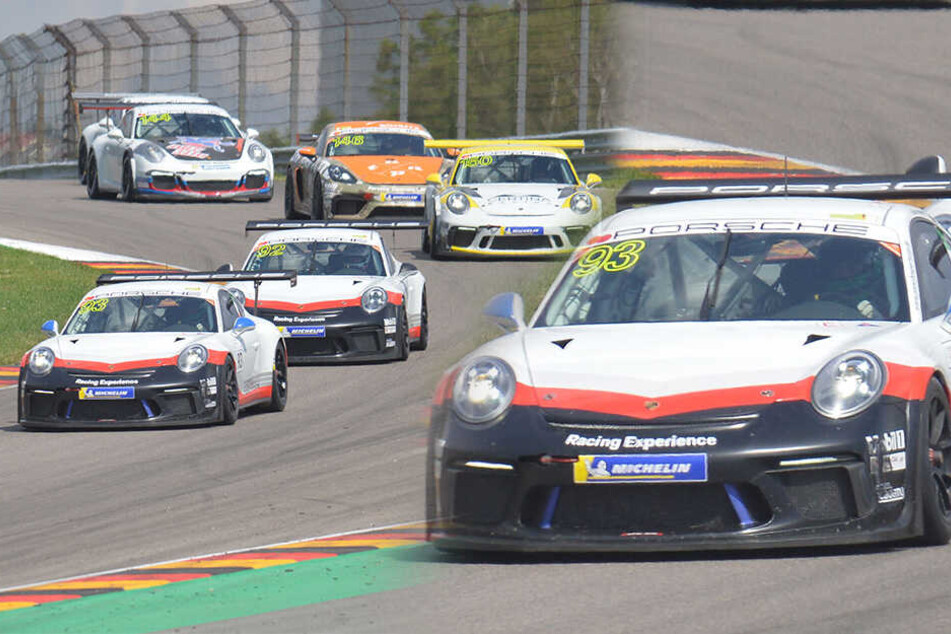 Fassbender rast im Porsche mit der Nummer 93 über den Sachsenring.