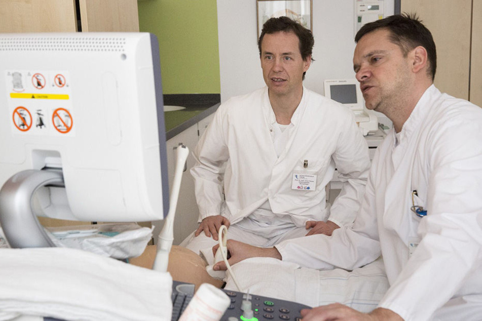 Prof. Holger Stepan (rechts), Direktor der UKL-Geburtsmedizin, mit seinem Kollegen Prof. Ulrich H. Thome, dem Leiter der Neonatologie.