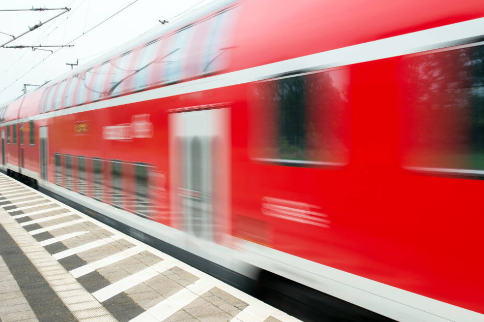 Ein Regionalexpress fährt an einem Bahnhof los.