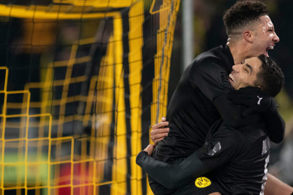 Dortmunds Jadon Sancho (l.) jubelt mit Achraf Hakimi (r.) über seinen Treffer zum 5:0.