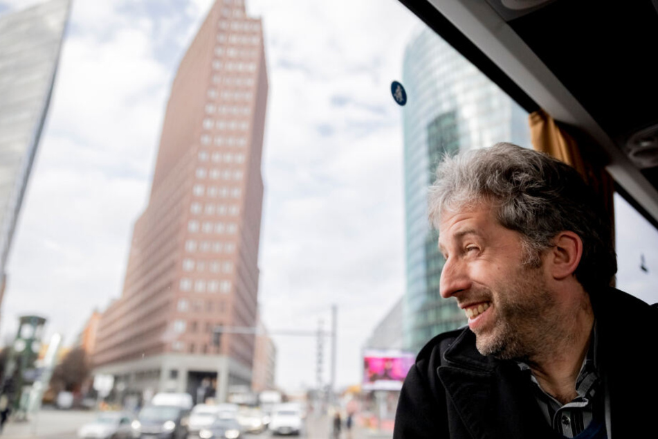 Boris Palmer fährt bei einer Berlin-Tour über den Potsdamer Platz.