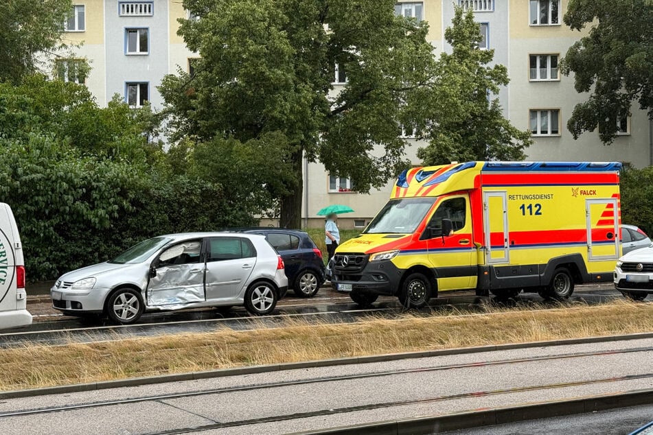 Offenbar wurde der VW von der Tram gerammt. Der Rettungsdienst war nach dem Unfall im Einsatz.
