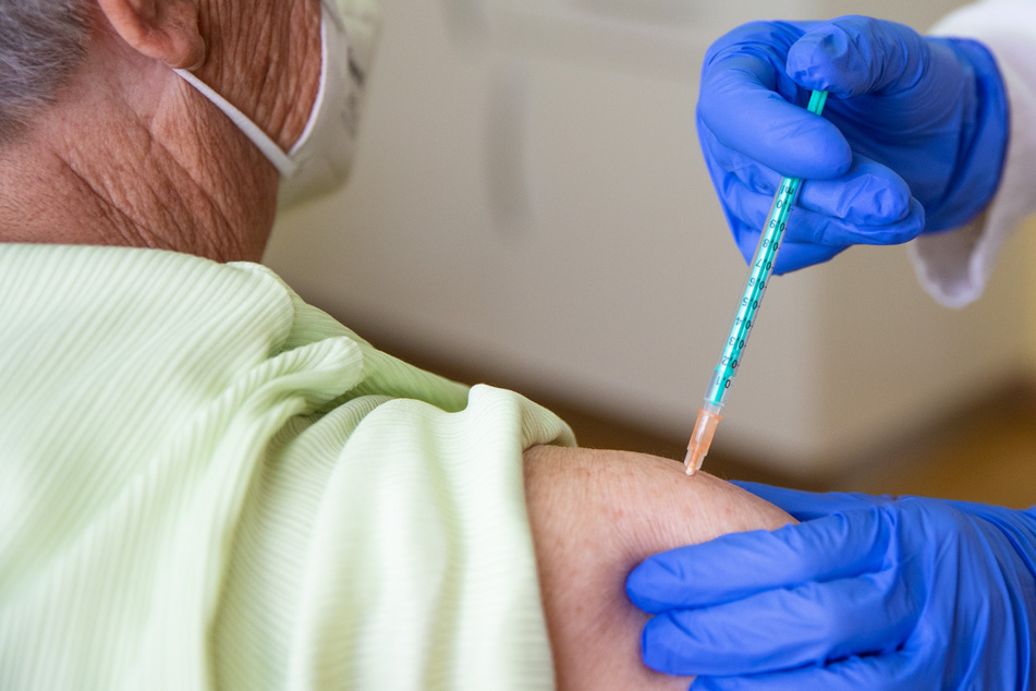 Eine Fachärztin für Allgemeinmedizin impft in ihrer Praxis eine Patientin gegen das Coronavirus.