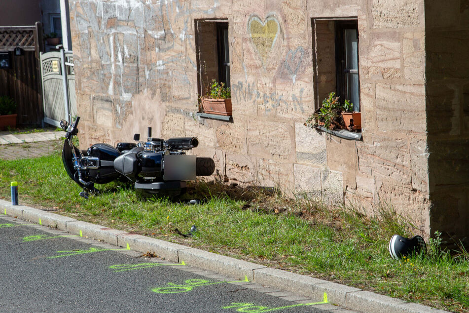 Das Motorrad liegt neben Polizeimarkierungen an der Unfallstelle im Gemeindeteil Zollhaus.