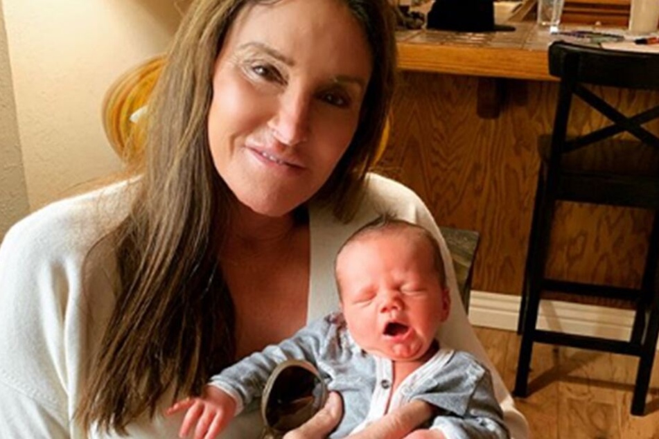 Bald dann auch mit eigenem Baby? Hier sieht man die stolze Oma mit dem Nachwuchs ihres Sohnes Burt Jenner.
