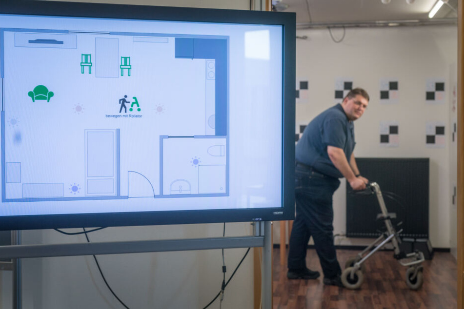 Pflege der Zukunft? Danny Heinz (40) simuliert einen Senior an einem Rollator - die Daten werden auf einen Bildschirm übertragen.