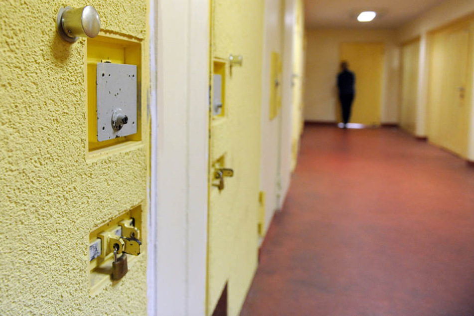 Eine Person steht im Flur der Jugendarrestanstalt Berlin am Kirchhainer Damm (Lichtenrade).
