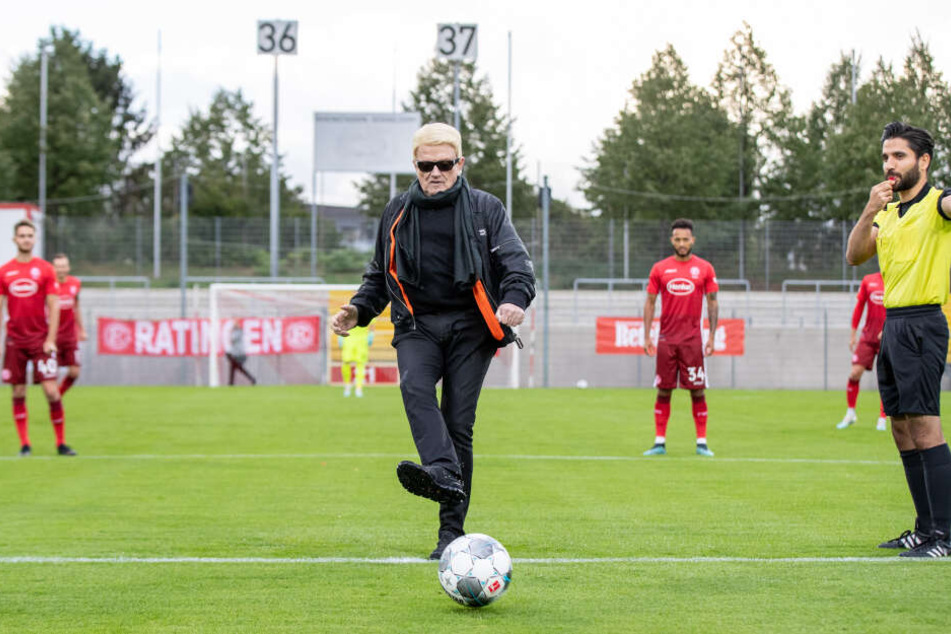 Als Ehrenmitglied des Fußballvereins Schwarz Weiß 06 Düsseldorf macht Heino den Anstoß für ein Benefizspiel.