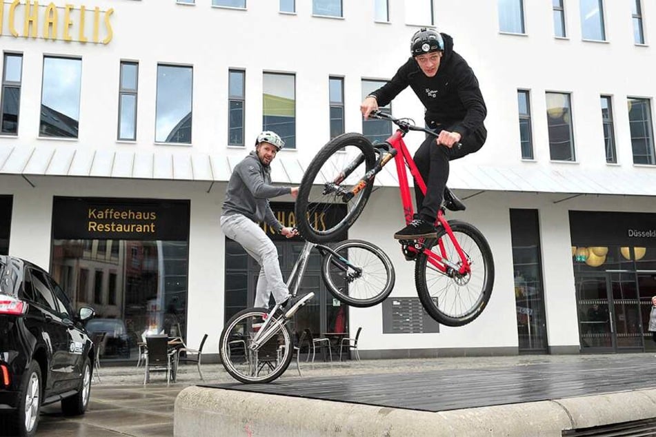 Die Freestyler Marco Hösel (38, l.) und Lukas Knopf (22, rotes Rad) geben einen Vorgeschmack auf die Radmesse.