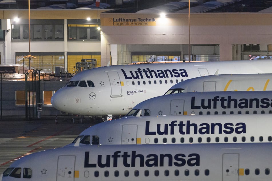 Am Frankfurter Flughafen stehen die Lufthansa-Flugzeuge am Boden. Die Gewerkschaft UFO hat das Kabinenpersonal der Lufthansa und der Tochter Lufthansa Cityline zu einem Streik aufgerufen.