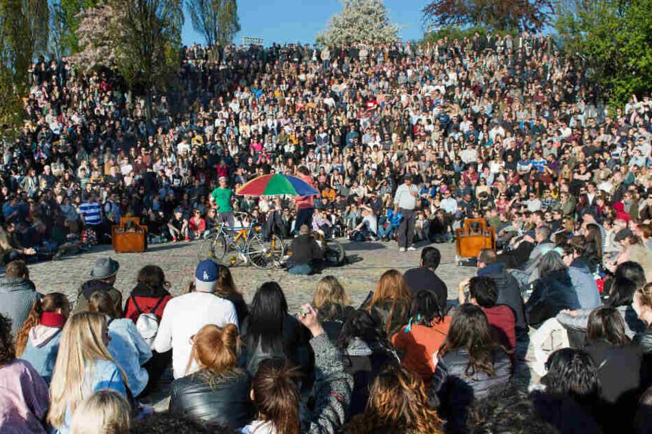 Besucher verfolgen die Karaoke-Darbietungen im Mauerpark.