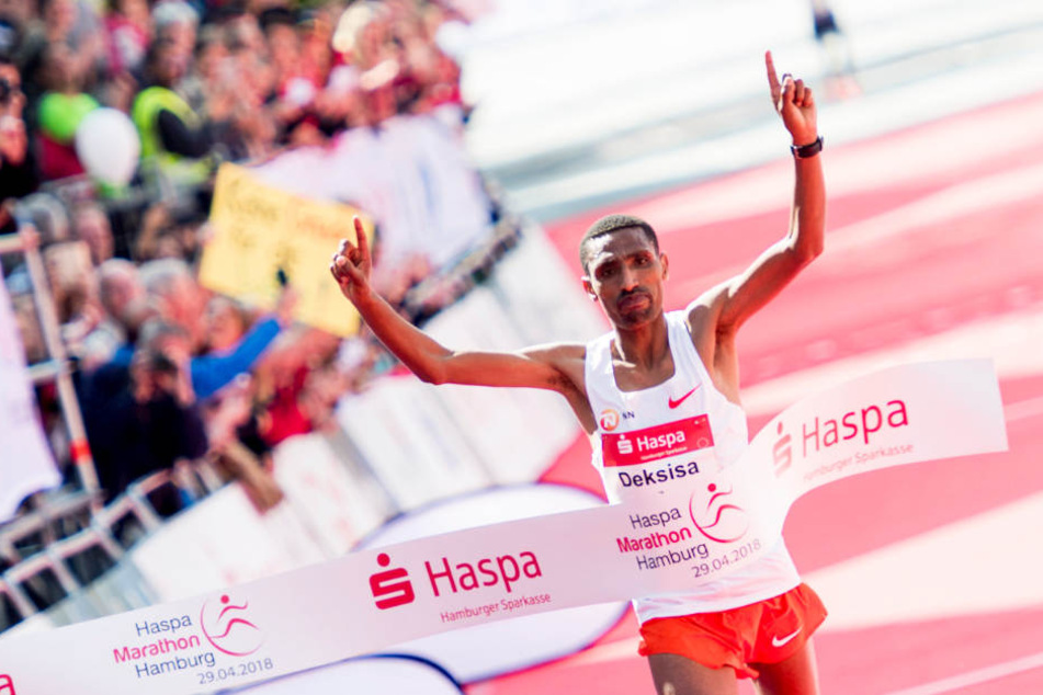 Gewinner Solomon Deksisa aus Äthiopien jubelt beim Zieleinlauf.