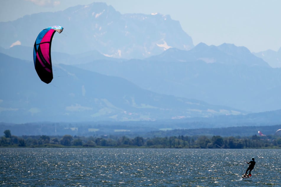 in Kitesurfer fährt über den Ammersee. Seit Mittwoch gibt es auch neue Regeln für die Freizeitgestaltung in Bayern.