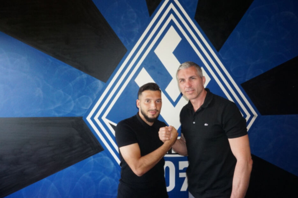 Mannheims Trainer Bernhard Trares begrüßt Arianit Ferati.