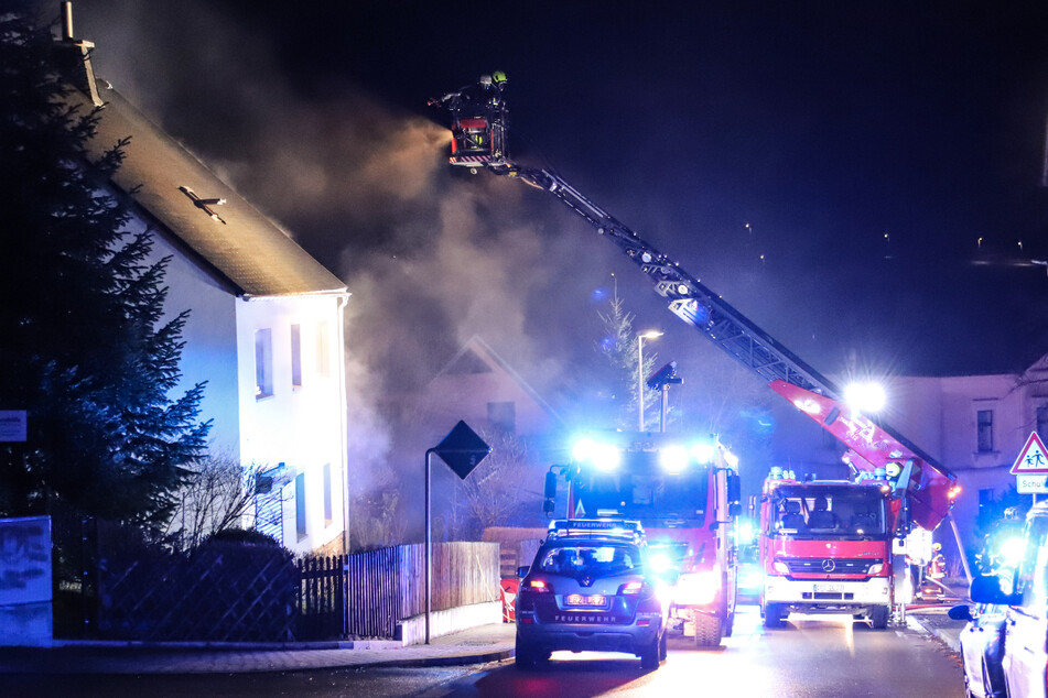 In der Stollberger Straße in Thalheim hat es im Dachgeschoss eines Wohnhauses gebrannt.