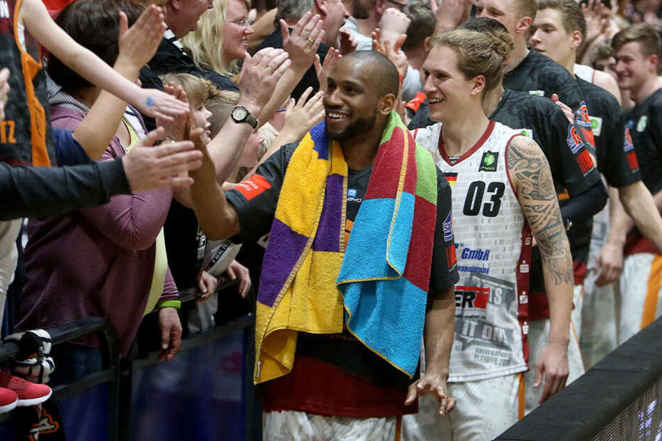 Niners-Kapitän Malte Ziegenhagen (3) klatschte nach dem ersten Sieg gegen Karlsruhe strahlend mit den Fans ab.