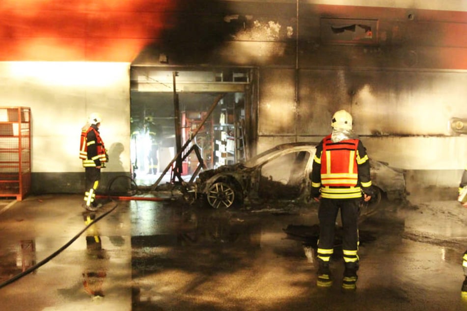 Das Fahrzeug brannte komplett aus.