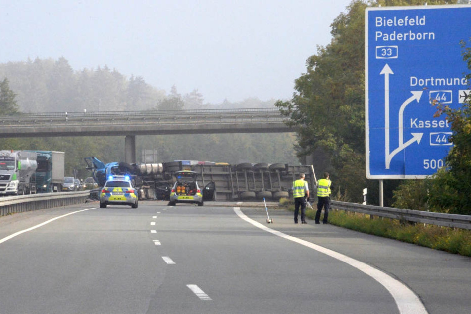Kurz vor der Ausfahrt in Richtung Kassel und Dortmund kippt der Sattelschlepper um.