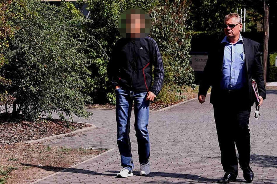 Daniel Z. (39, l.), hier mit seinem Anwalt, hatte sich selbst zu der illegalen Veröffentlichung des Haftbefehls bekannt.