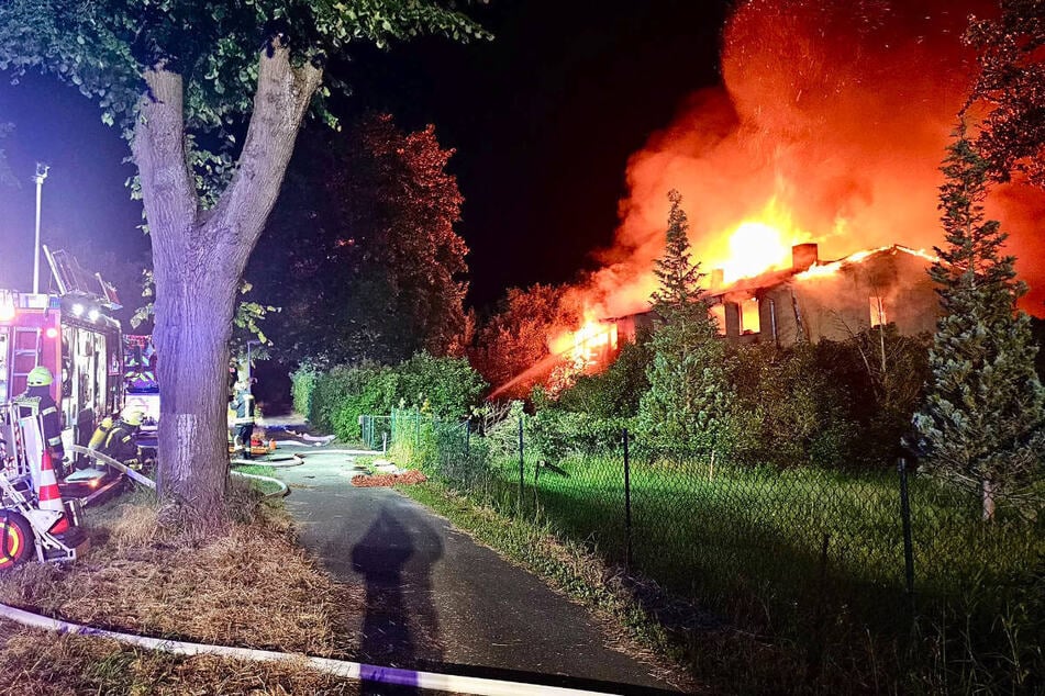 Beim Eintreffen der Feuerwehr stand das Einfamilienhaus bereits lichterloh in Flammen.