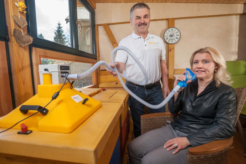 Kurgäste in der Rehaklinik Thermalbad Wiesenbad inhalieren in 30-minütigen Sitzungen die Luft aus dem Bienenstock.